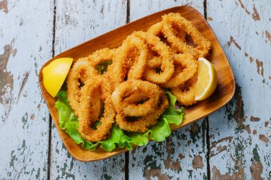 Fried squid rings breaded with lemon